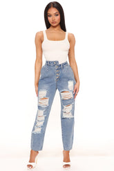 Crossover Mom Jeans - Medium Blue Wash Ins Street